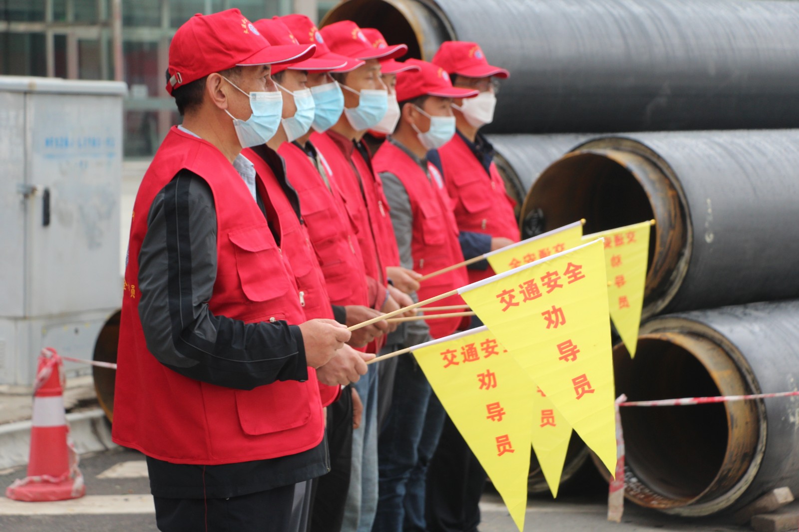 7月24日上午，参加当日新报考驾驶证学员学习教育体验活动的驾驶人在岷县大队集合。.JPG