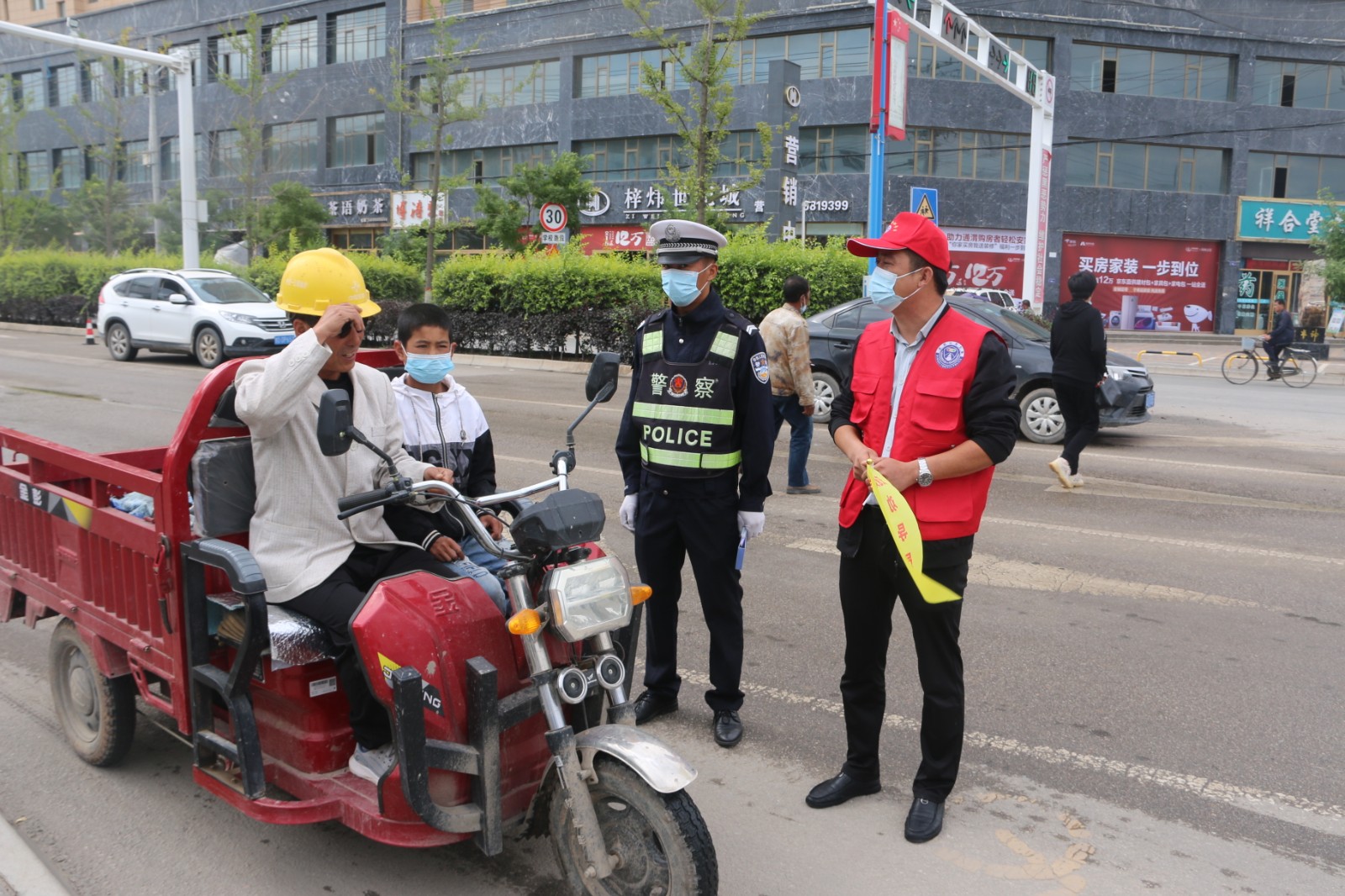 7月25日，通渭公安交警组织新报考驾驶证学员对三轮车违法载人、不佩戴安全头盔违法行为进行劝导。.jpg