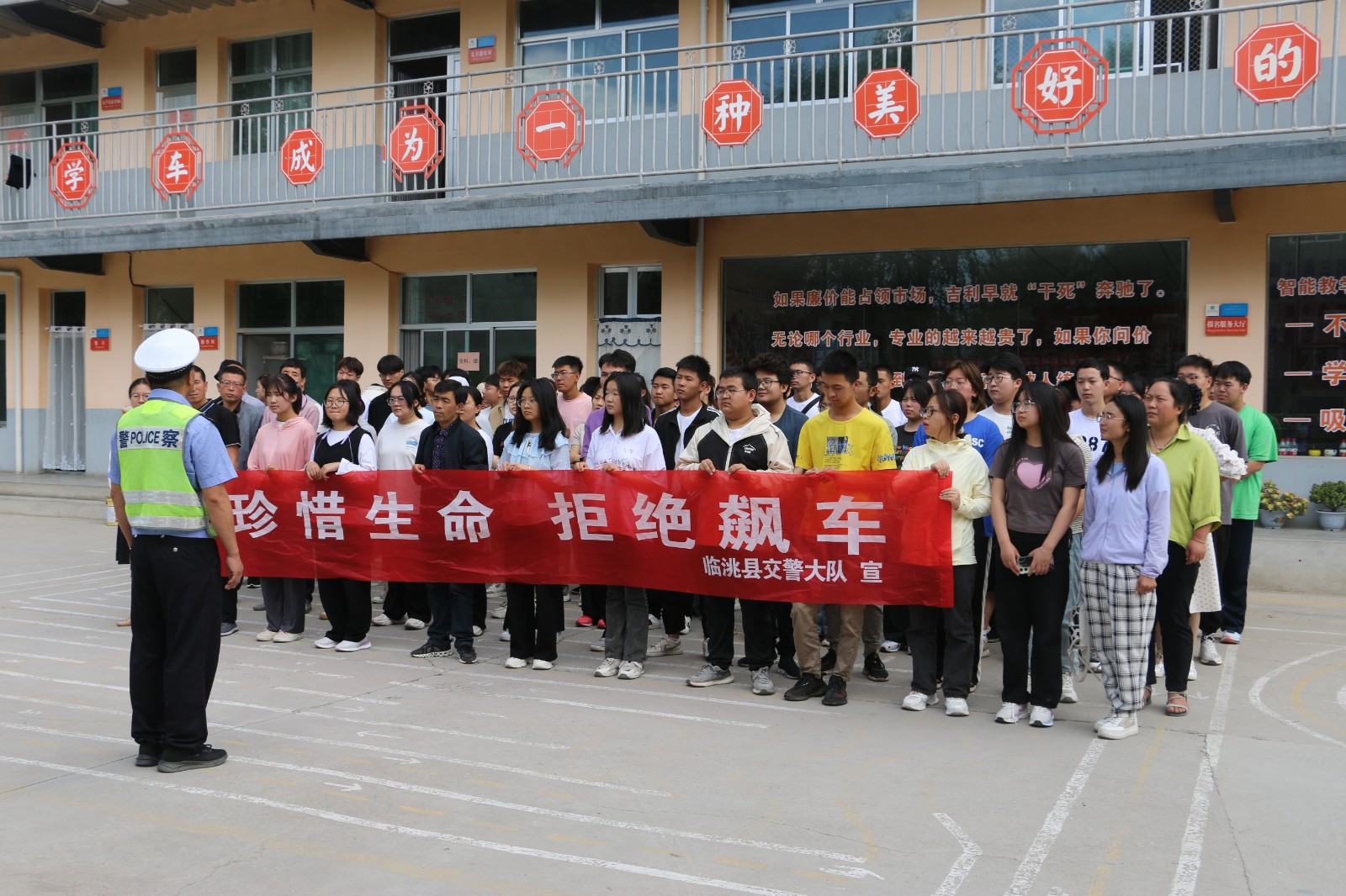 7月23日，临洮公安交警宣传民警走进当地驾校为学员开展交通安全宣传。.jpg