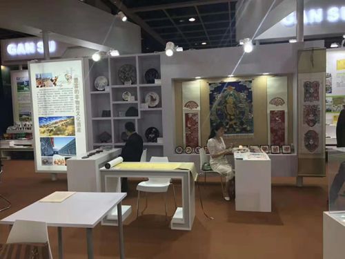 现场展示手工剪绘和雕刻技艺