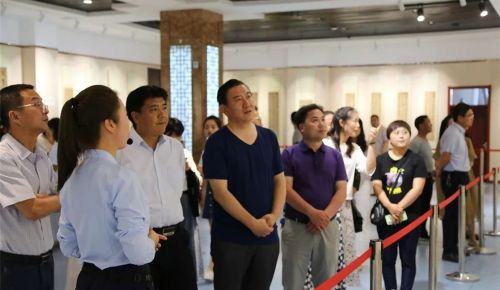 观众被精美的展品所吸引_副本