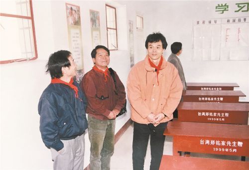 台胞郑铭家（右一）参观教学楼