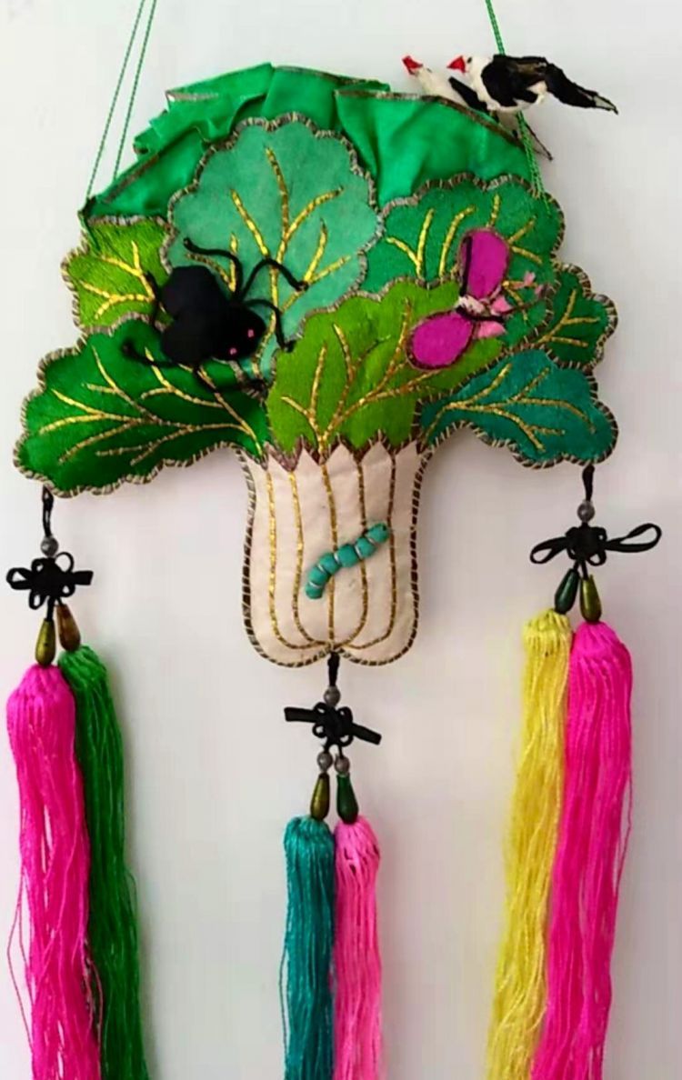 母亲绣白菜荷包二