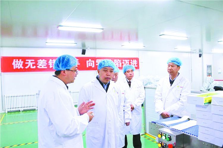 近日，市法院党组书记、代院长李小宁一行深入陇西县一方制药有限公司考察调研，陇西县法院主要负责人陪同。               张博 摄