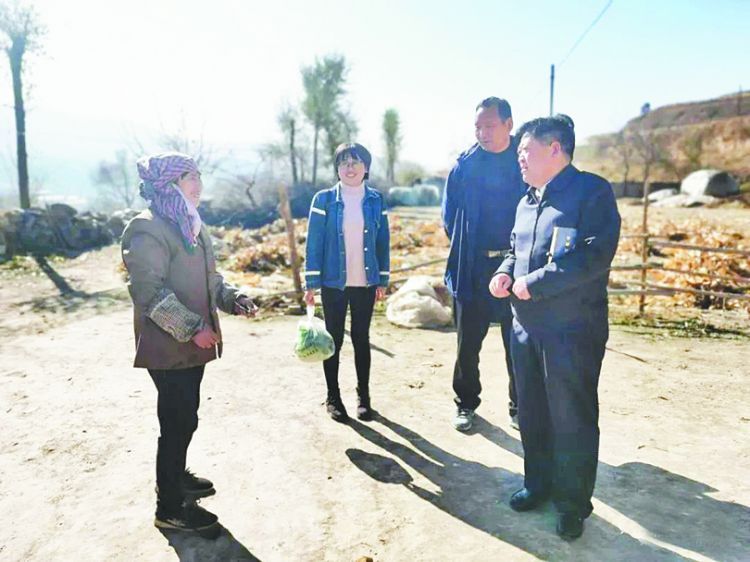   近日，临洮县检察院党组成员及帮扶干警到峡口镇普济寺村结对帮扶贫困户家中，开展入户走访工作。                              田梅 摄