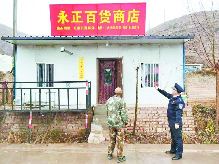   日前，安定区杏园派出所民警责令辖区使用彩钢板房的单位和村民限期拆除违建彩钢板房，更换为阻燃材料，确保了辖区安全。                               石钰 摄