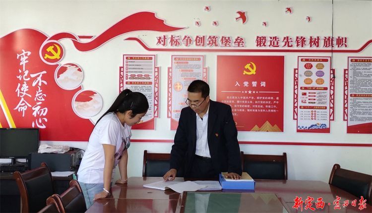 何景红同志在十里镇南小路村党支部指导基层党建工作