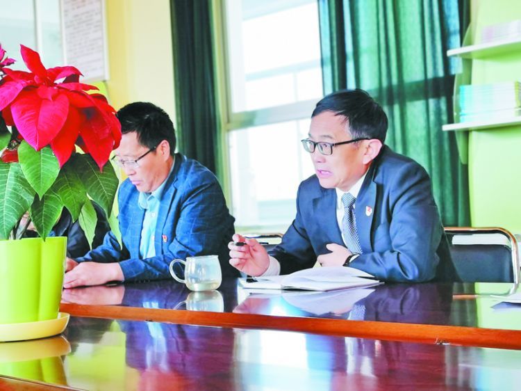 学校党总支书记郑国栋带头讲党课。