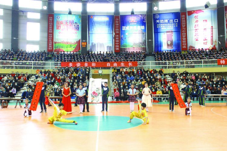 学生在学校的呵护和培育下德智体美劳全面发展。